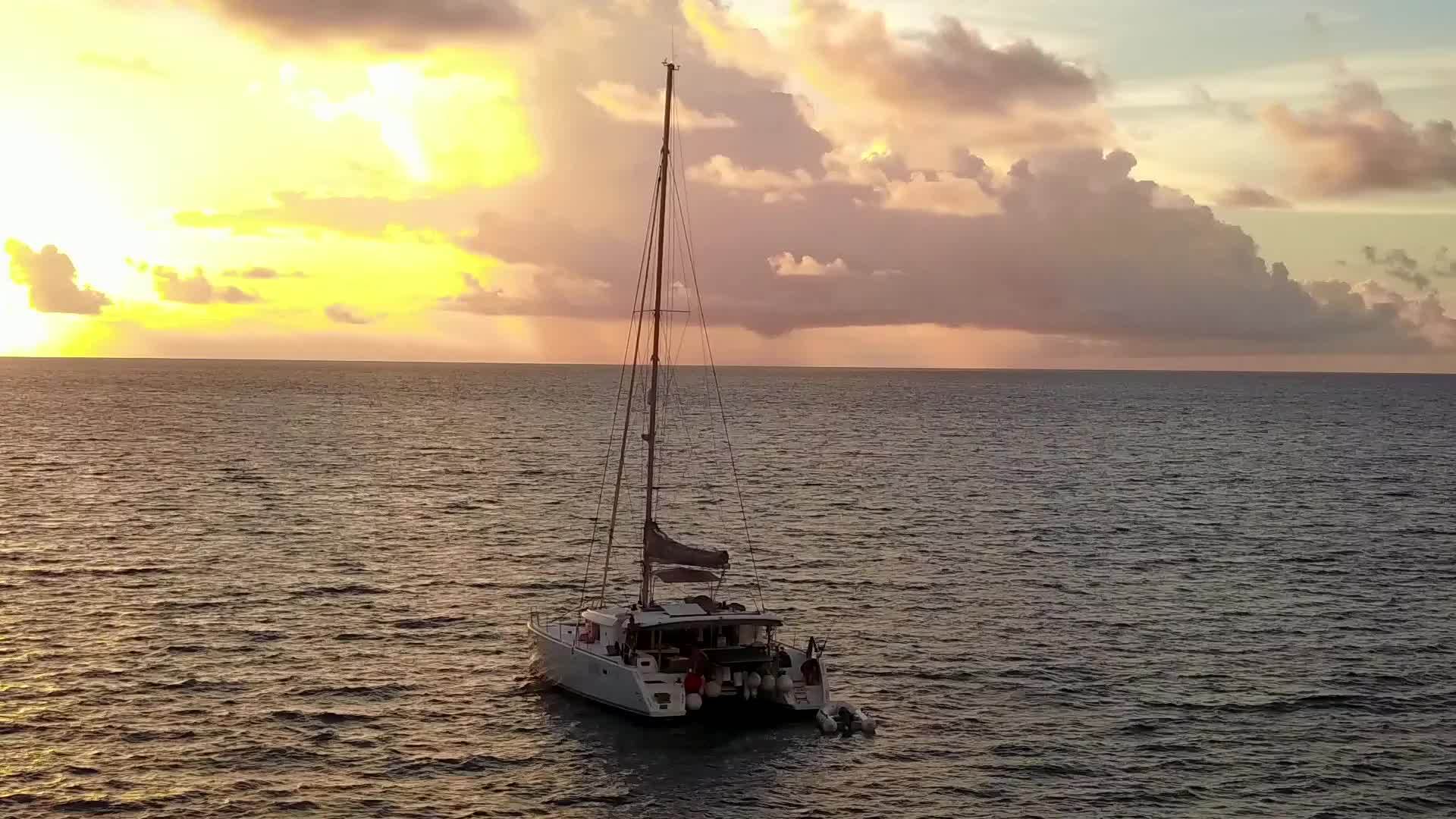 在沙巴附近的清海和白色海滩的背景下环礁湖周围阳光明媚的海滩视频的预览图