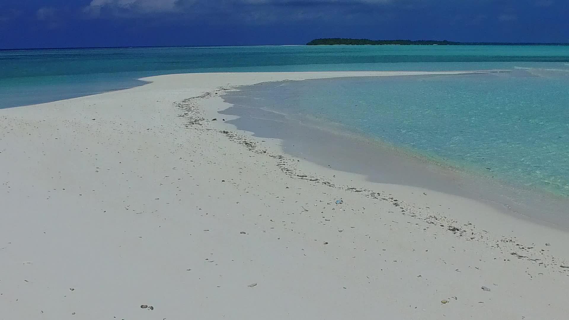 蓝绿色环礁湖和珊瑚礁附近的白色海滩背景向游客开放视频的预览图