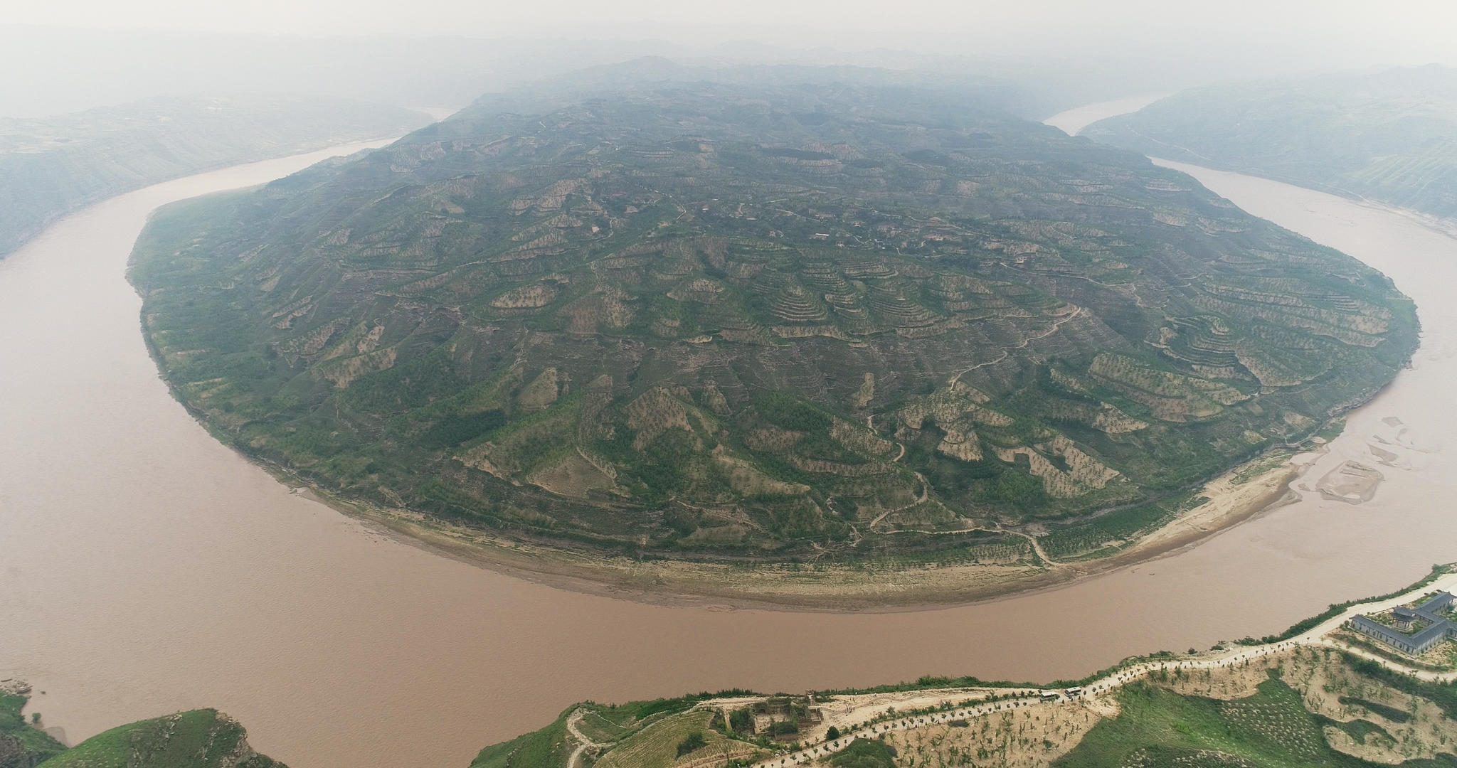 黄河第一湾4K航拍视频的预览图