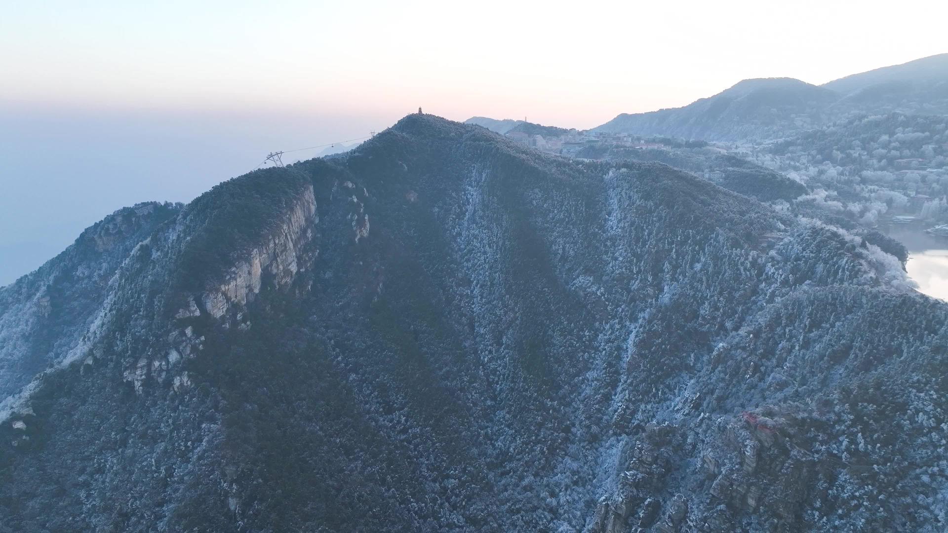 庐山雪景雪山4K航拍庐山风景雪后庐山美景视频的预览图