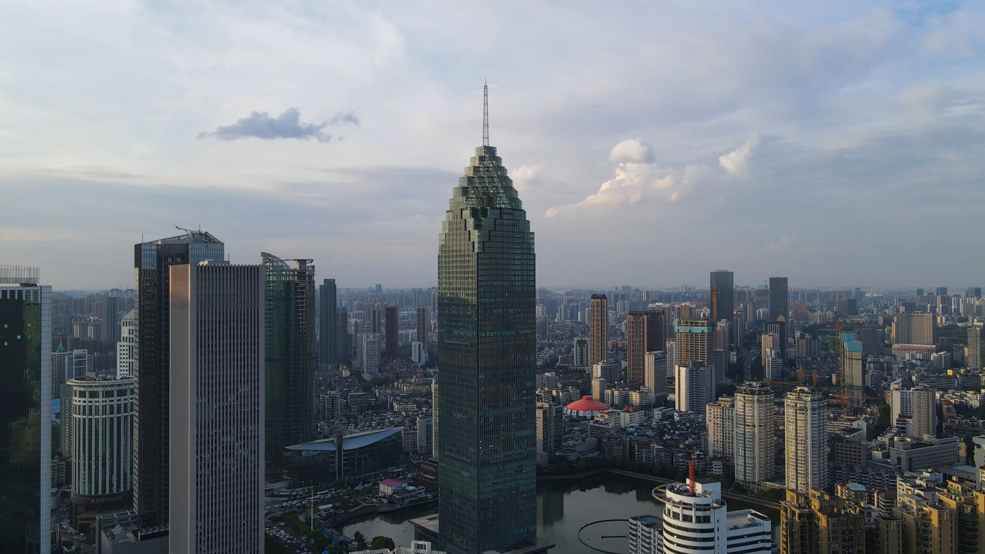 航拍风光城市蓝天白云金融中心地标建筑繁华中心区城市高楼素材视频的预览图
