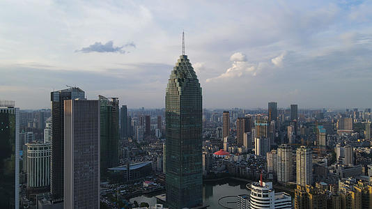 航拍风光城市蓝天白云金融中心地标建筑繁华中心区城市高楼素材视频的预览图
