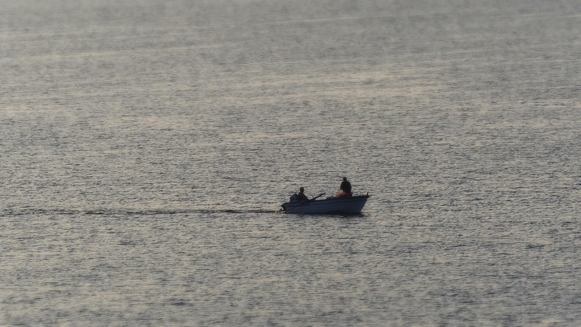 日出时一艘小船在海上航行视频的预览图