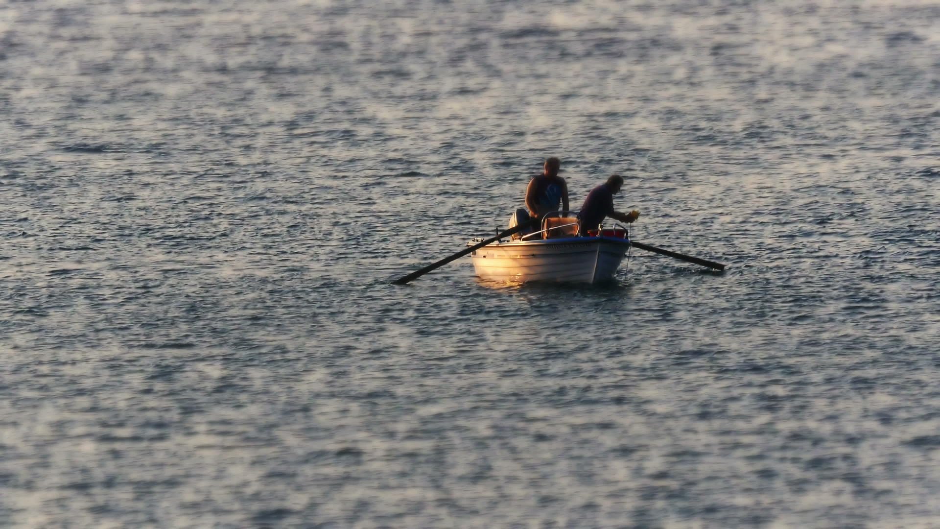 日出时一艘小船在海上航行视频的预览图