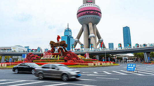 8K移动延时上海东方明珠环球广场车流视频的预览图