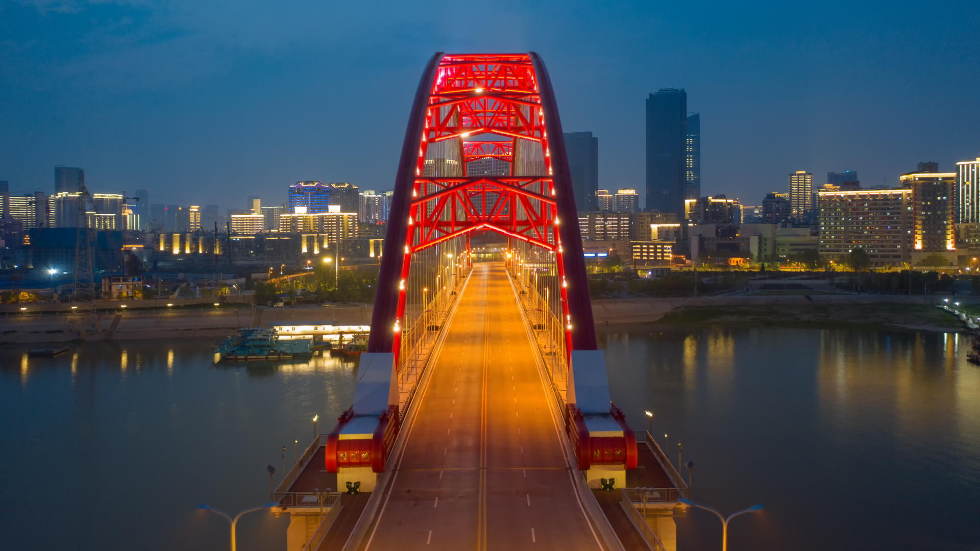 航拍延时摄影武汉红色晴川桥夜景视频的预览图