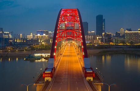 航拍延时摄影武汉红色晴川桥夜景视频的预览图