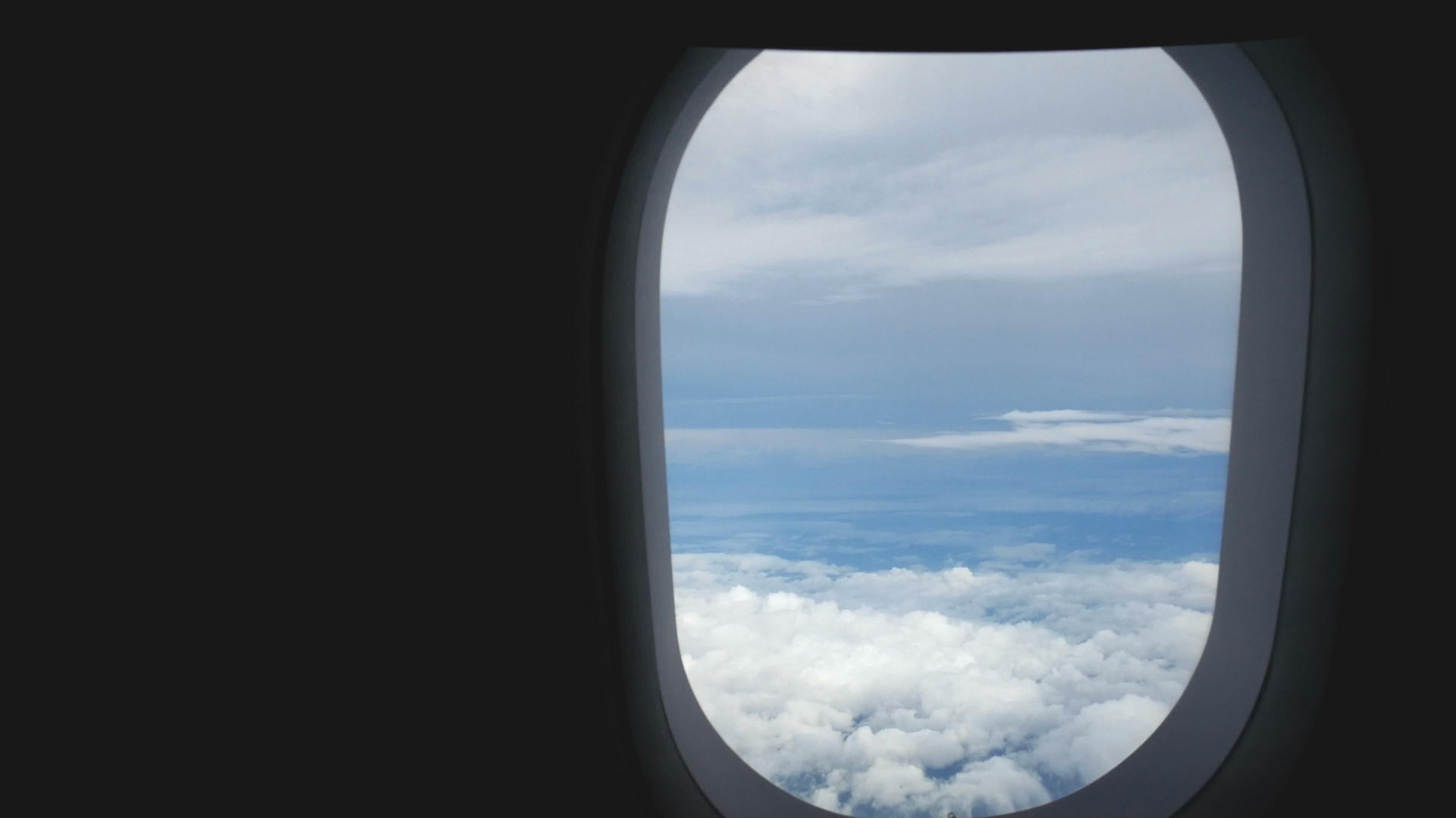 蓝天中通过飞机窗可以看到美丽的白云视频的预览图
