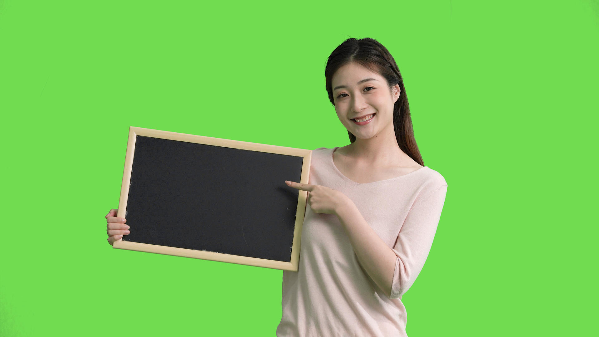 4k女生装女生指黑板绿幕抠像视频视频的预览图