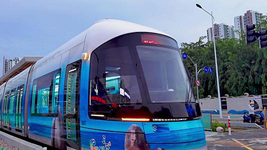 4K三亚城市富有海岛特色涂装有轨电车出入站交通类视频素材视频的预览图