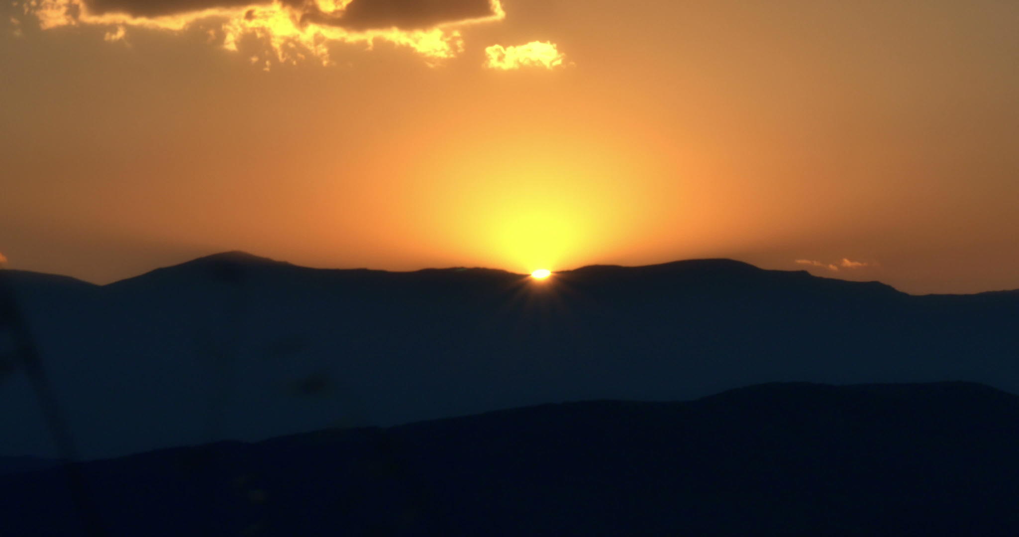 山上4公里的日落视频的预览图