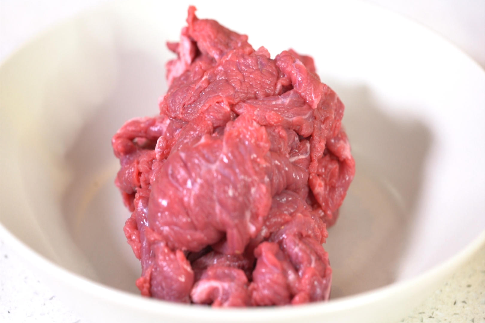 生牛肉装入碗中视频视频的预览图