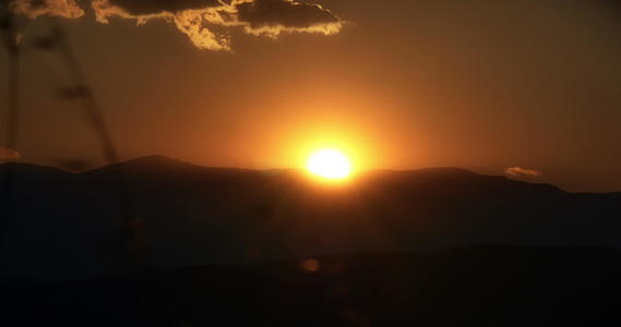 山上的日落视频的预览图
