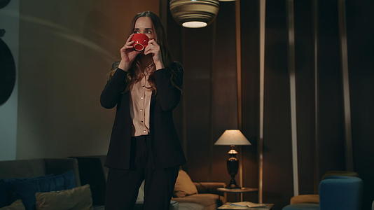 女商人晚上在酒店休息室喝茶视频的预览图