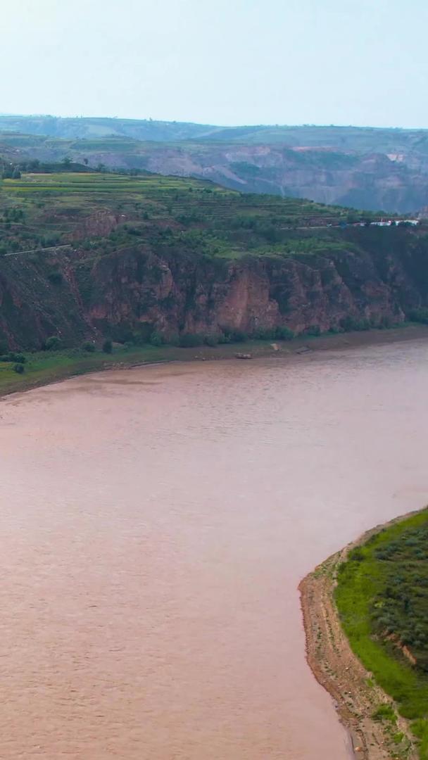 陕北黄土高坡上5k航拍黄河大峡谷视频的预览图