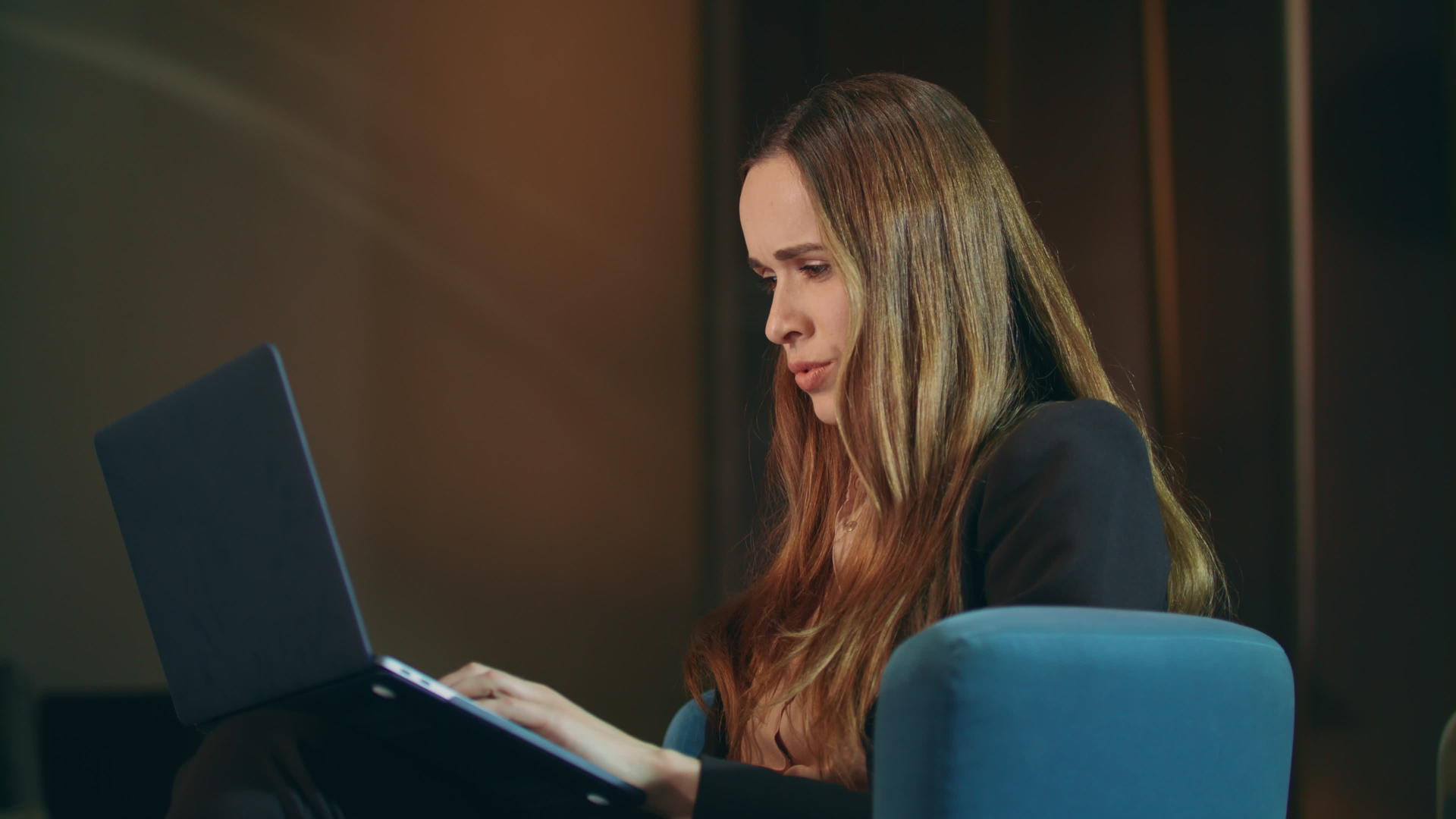 快乐的女人在办公室做笔记本电脑工作成功的女商人在做笔记本电脑工作视频的预览图