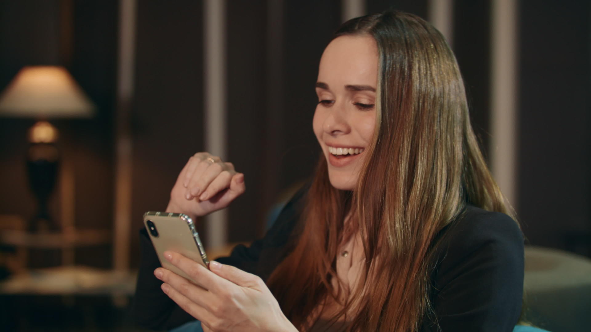 微笑的女人在客厅用手机打视频电话视频的预览图