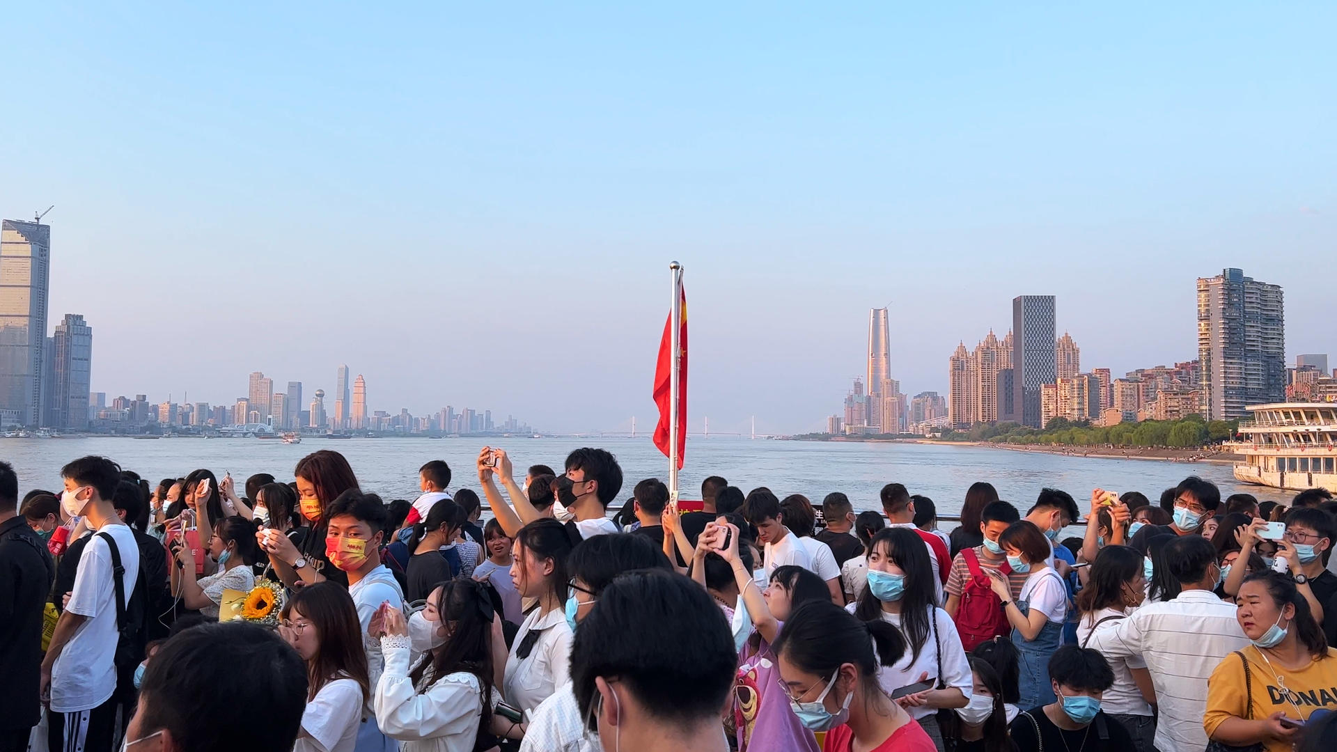 城市节日气氛长江轮渡上拥挤的游客人群4k素材视频的预览图