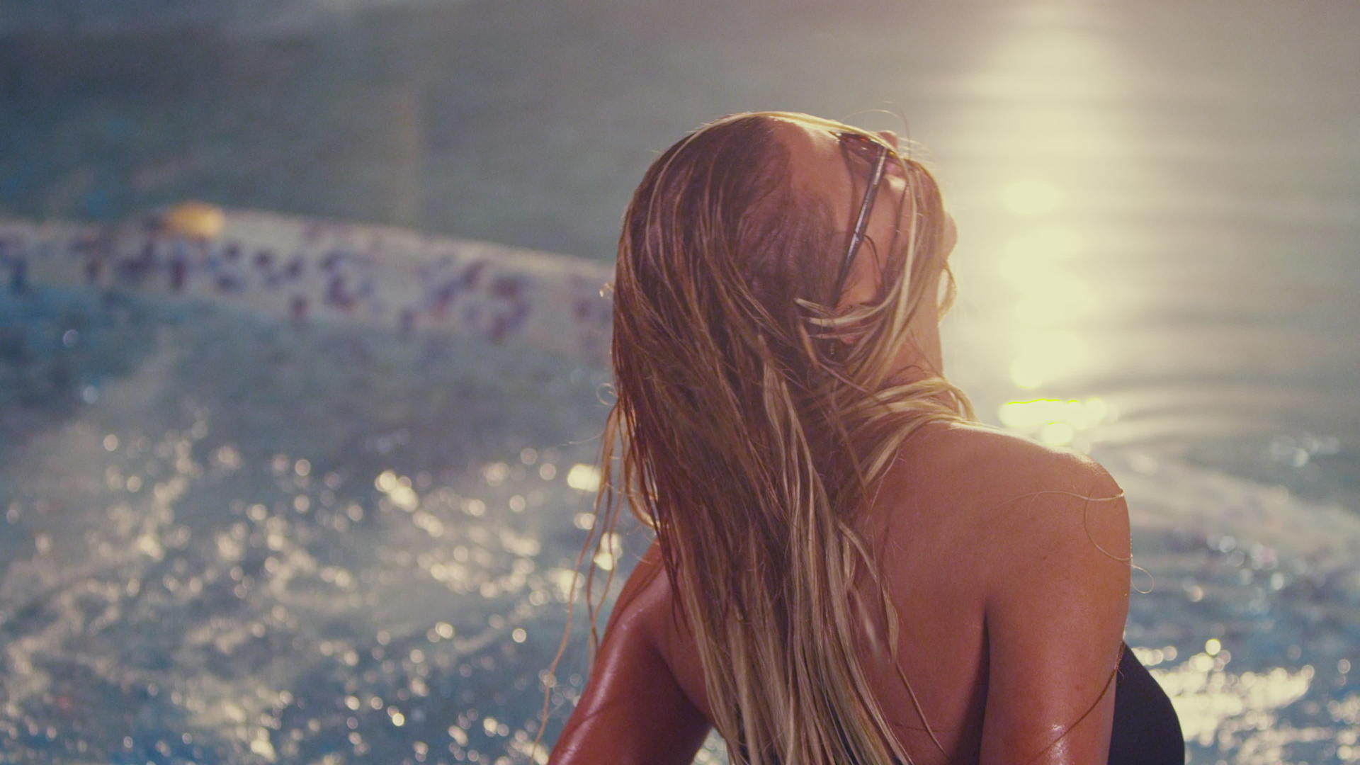 游泳池里性感的女人棕色的孩子摇头发游泳池派对视频的预览图