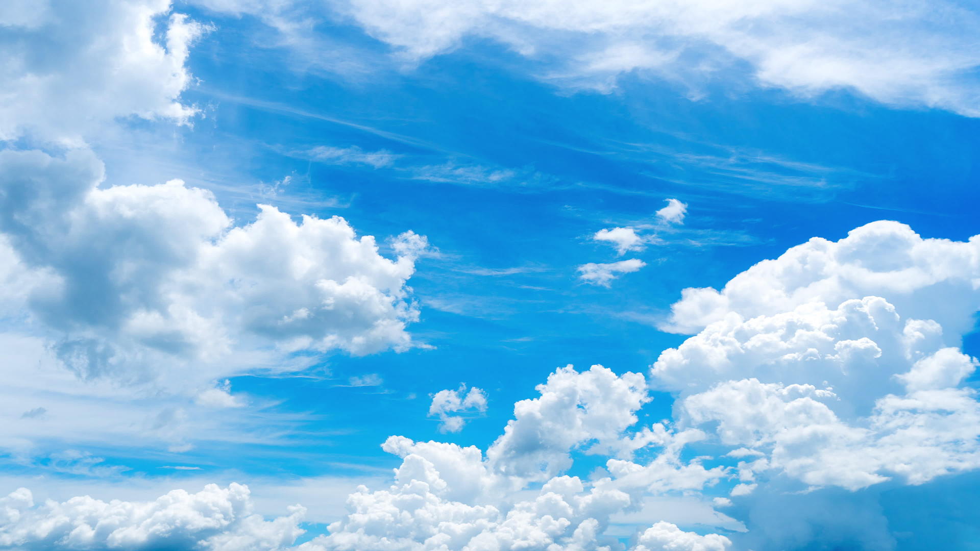 时空云在移动的蓝色天空中明亮视频的预览图