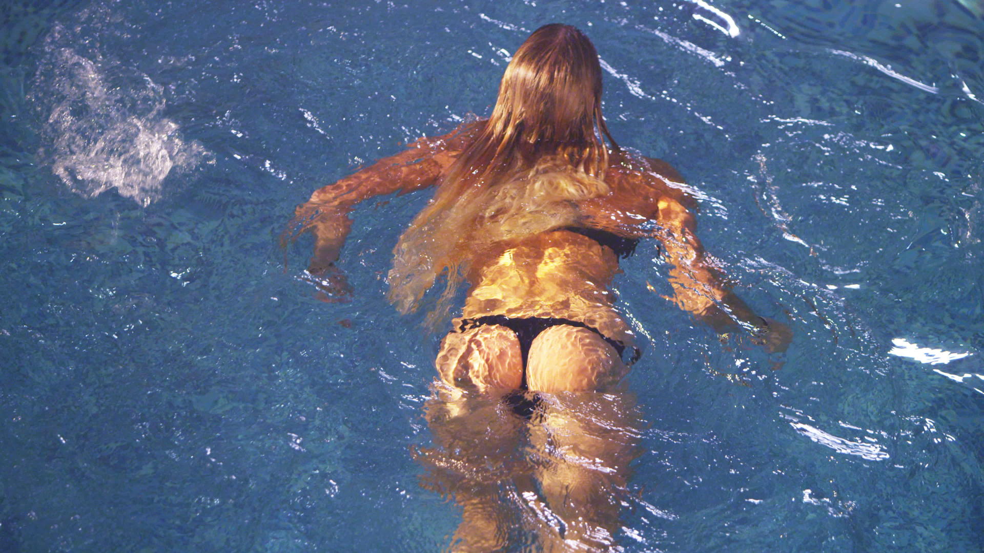 性感女人游泳池的性感视频的预览图