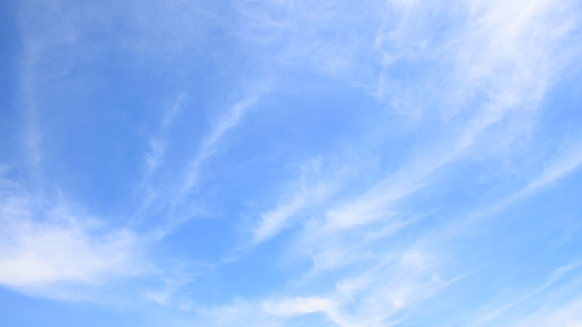 缓慢飞行和云蓝天空的旋转视频的预览图