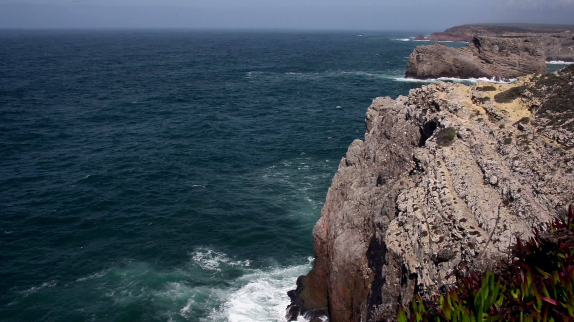 靠近Purbugar西海岸岩石的蓝水视频的预览图
