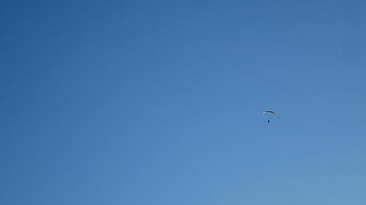 降落伞活动五颜六色的降落伞翼和乘客在蓝天多云的天空中视频的预览图