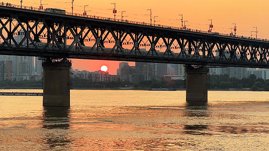 城市节日地标建筑武汉长江大桥傍晚太阳落山4k素材视频的预览图