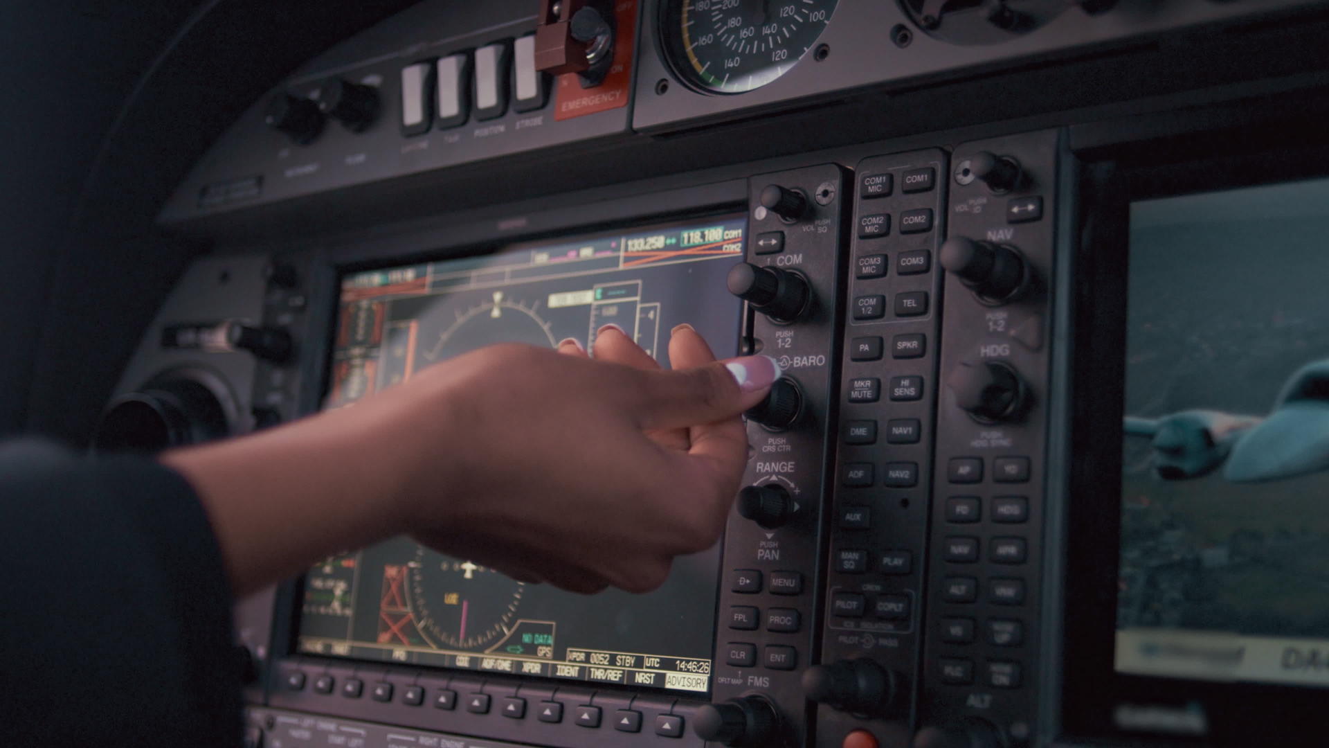 飞机控制仪表板上的导航屏幕视频的预览图