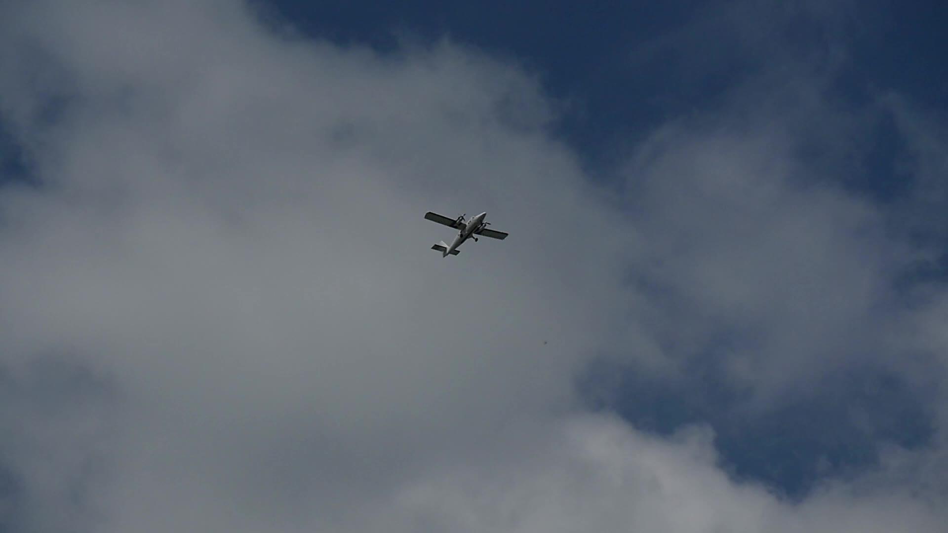 在蓝天下飞行的飞机视频的预览图