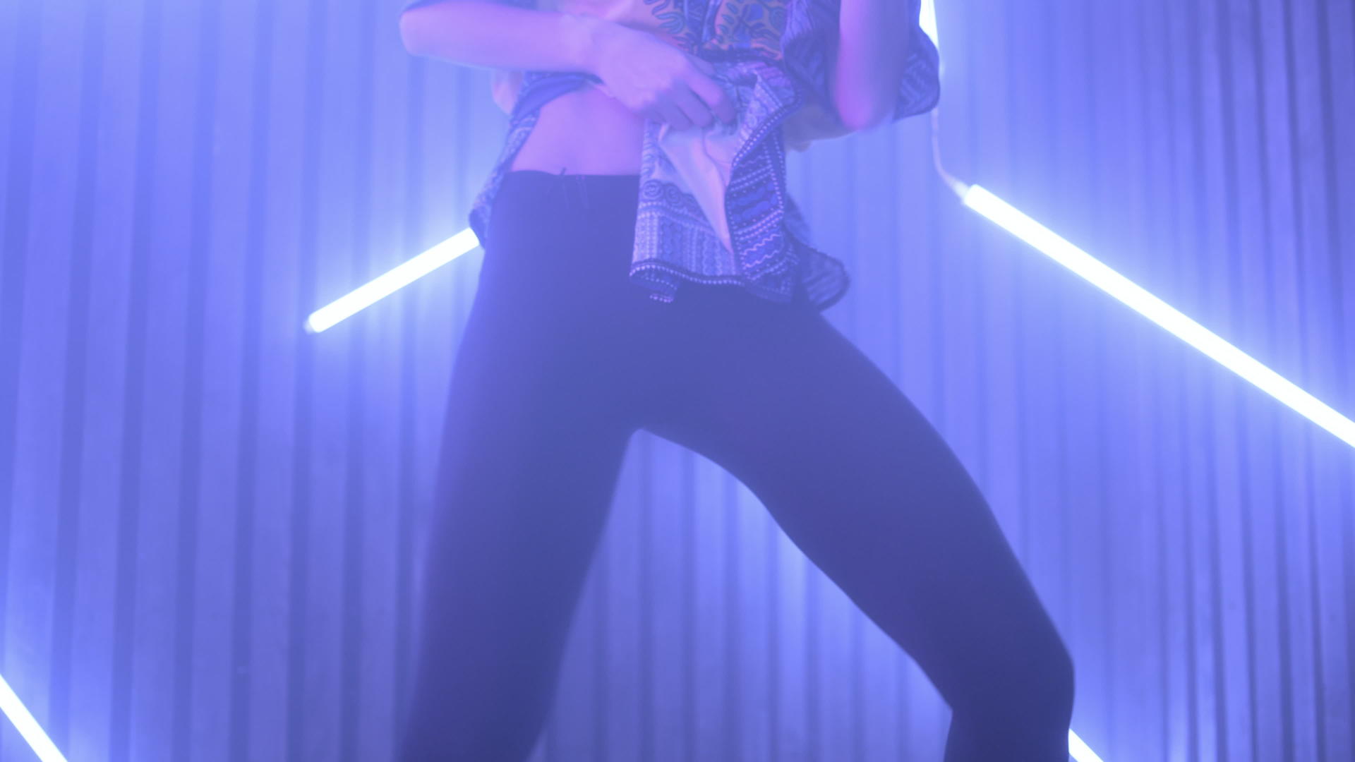 女孩在荧光灯下跳舞视频的预览图
