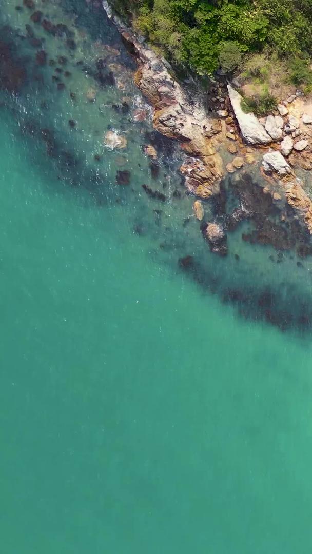深圳航拍清澈见底的海水石滩视频的预览图