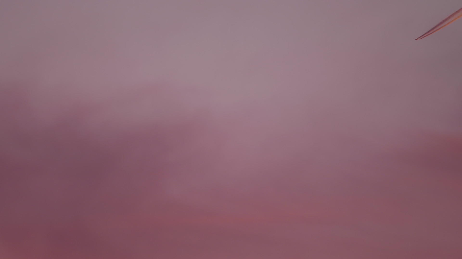飞机在天空中的夕阳反射视频的预览图
