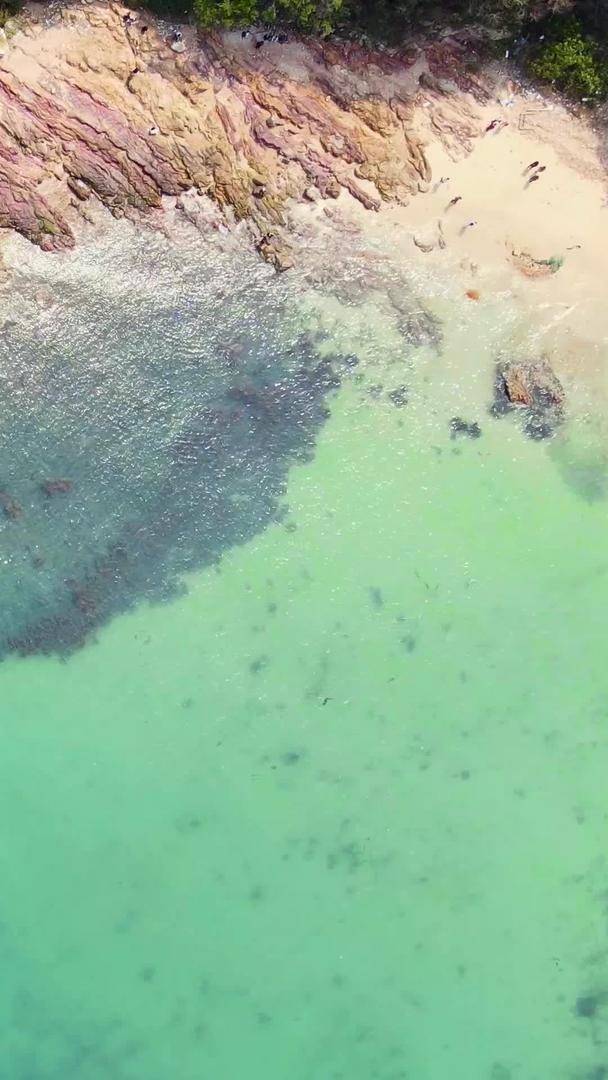 深圳航拍清澈见底的海水石滩视频的预览图