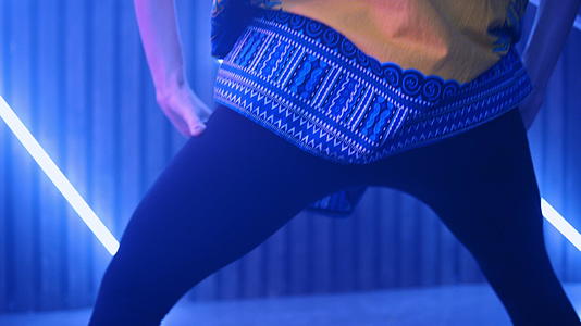荧光灯背景下的女性舞蹈视频的预览图