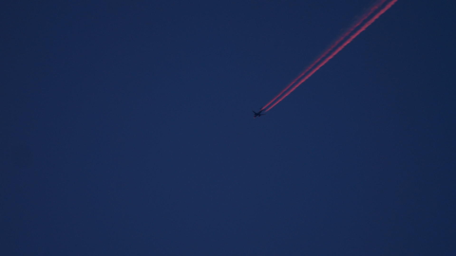 飞机在天空中的夕阳反射视频的预览图