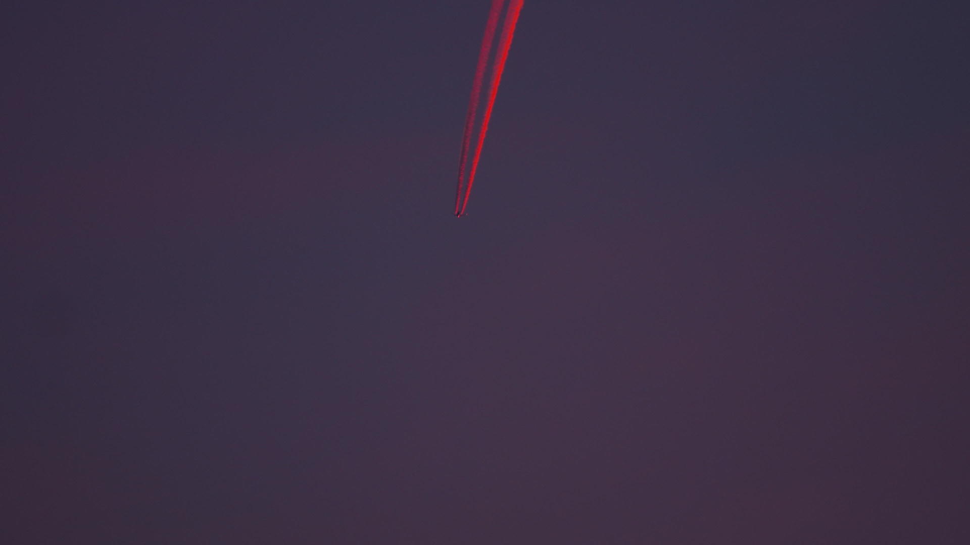 飞机在天空中的夕阳反射视频的预览图