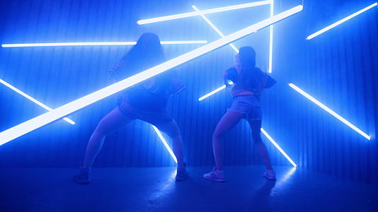 两个女孩的能量舞视频的预览图