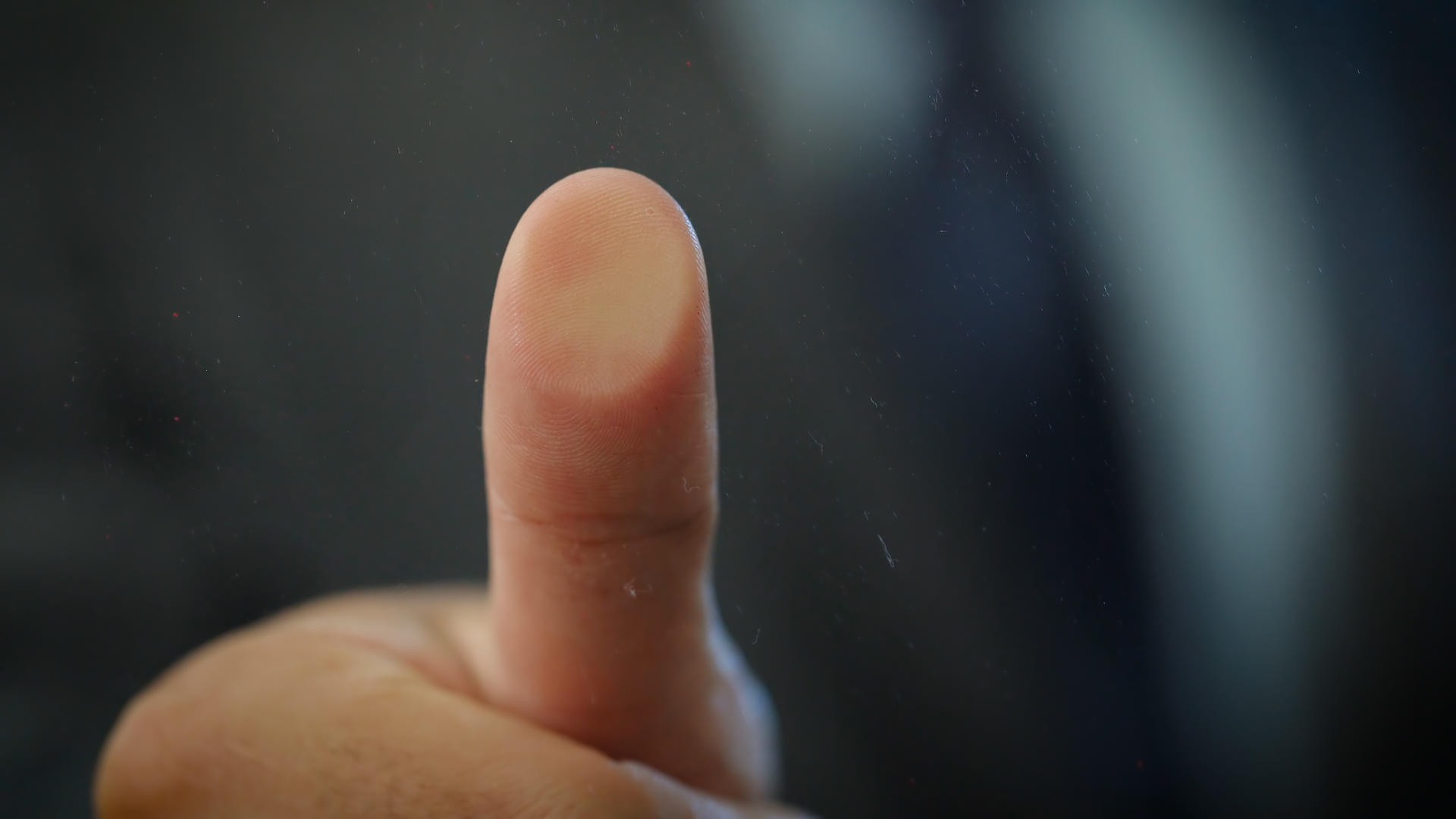 4k大拇指按压玻璃显现指纹特写视频的预览图