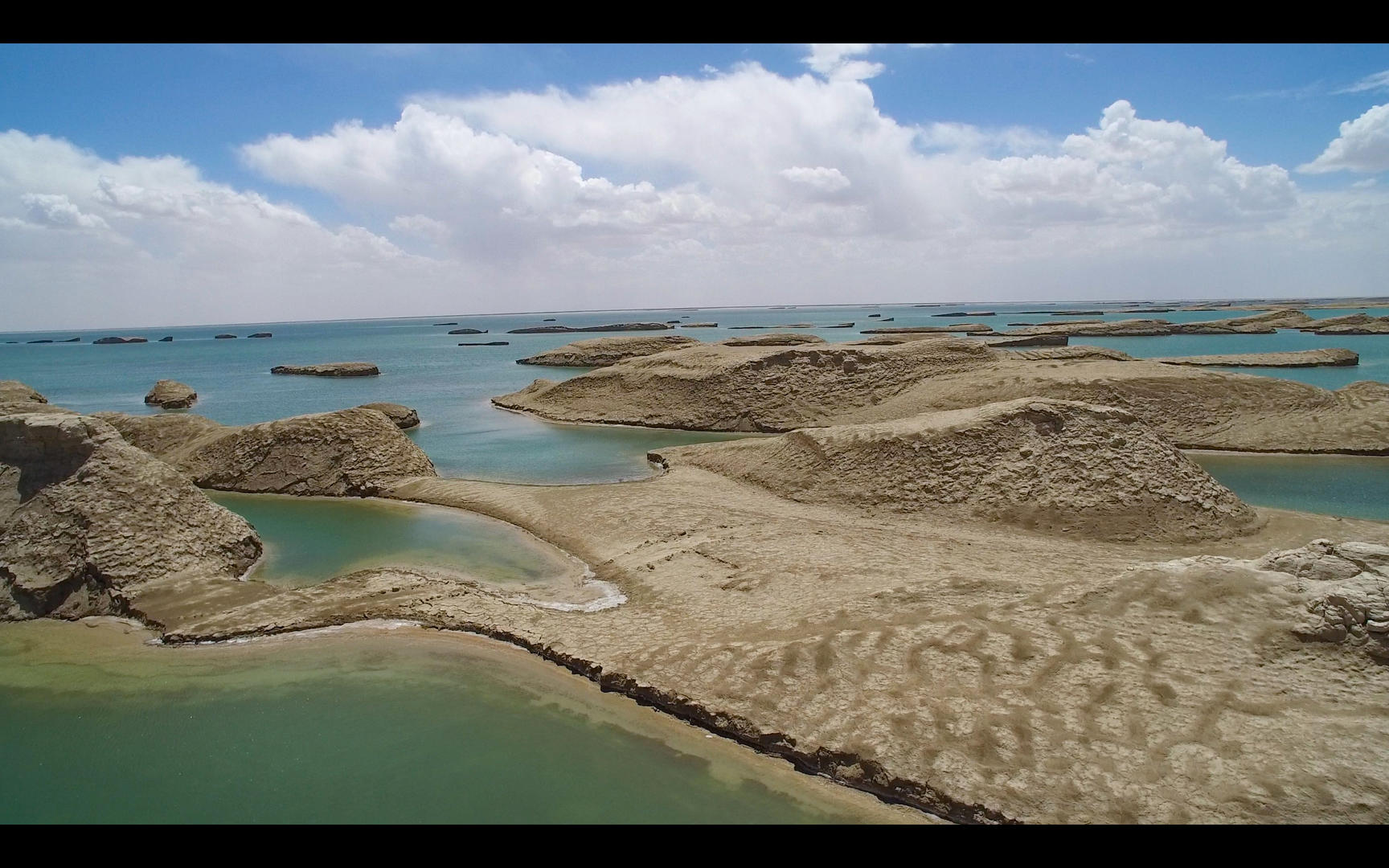 青海甘肃交接的水上雅丹地貌风光4K航拍视频视频的预览图