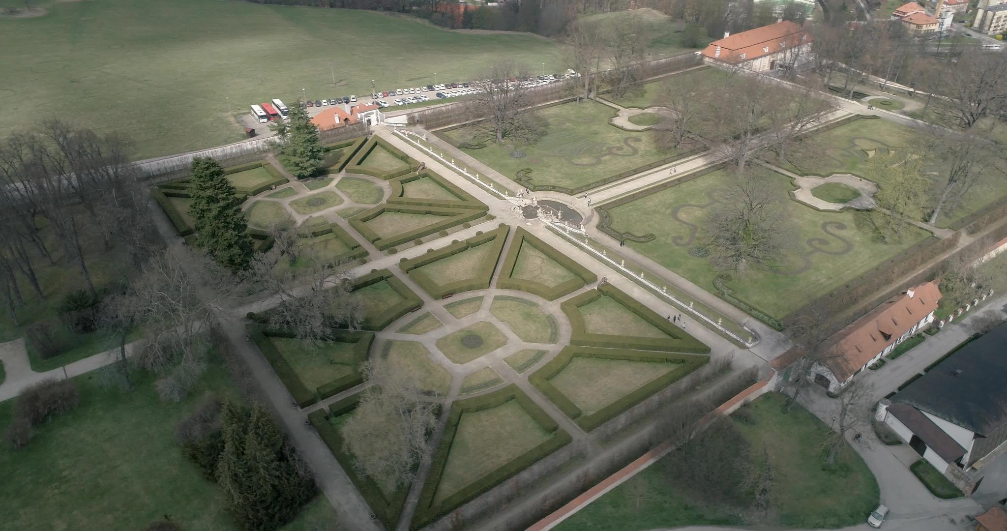 全景拍摄于城堡花园ZameckaZahradaCesky视频的预览图