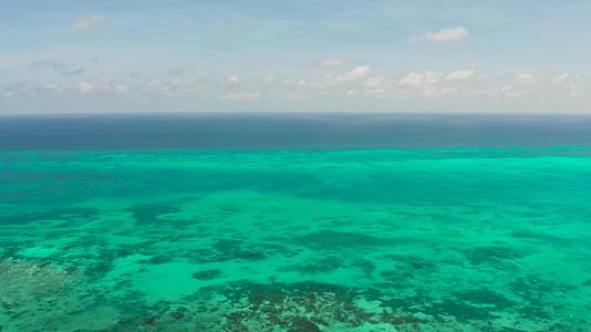 巴拉巴克古拉旺菲平斯有环礁湖和蓝天的热带风景视频的预览图