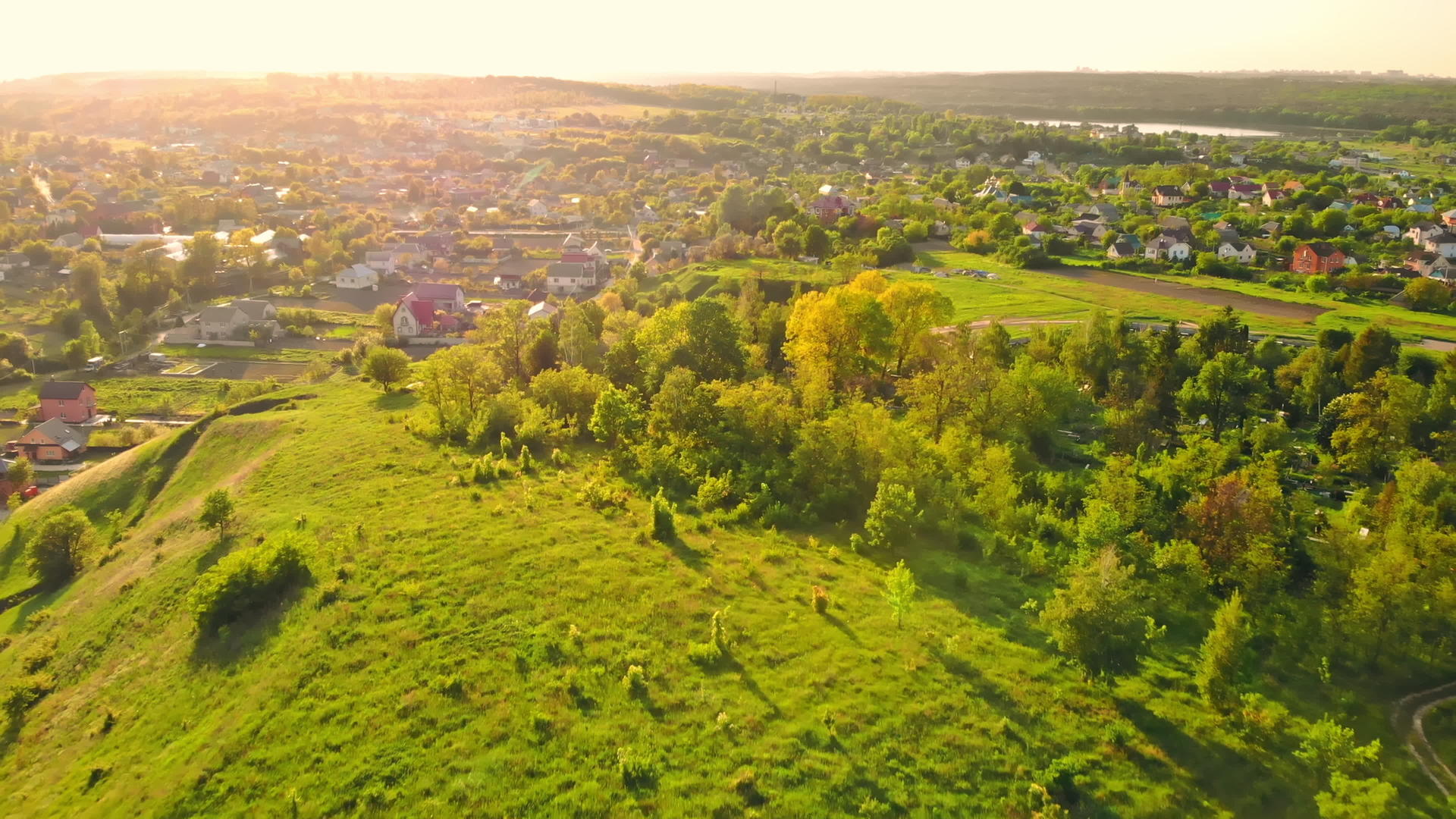 无人驾驶飞机飞越乌拉尼亚城镇视频的预览图
