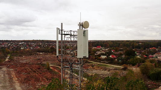 建筑屋顶4g和5g电信塔蜂窝网络天线的空气观察视频的预览图