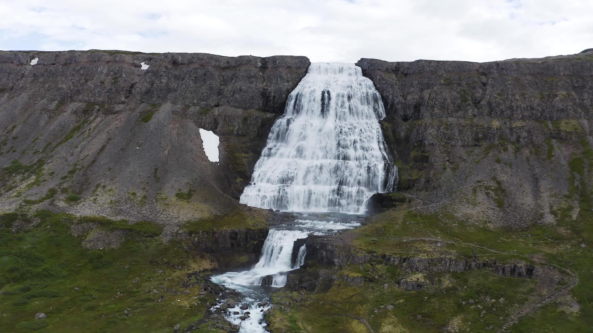 从冰原西码头半岛的丁詹迪瀑布飞来视频的预览图