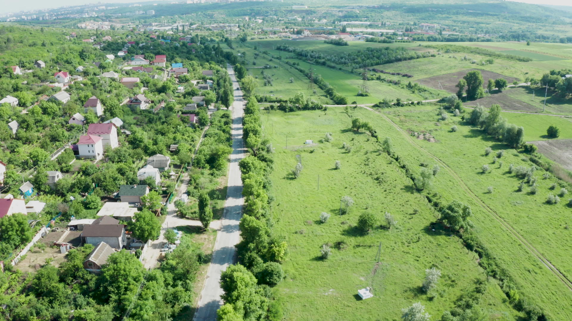 飞越美丽的乡村住宅区视频的预览图