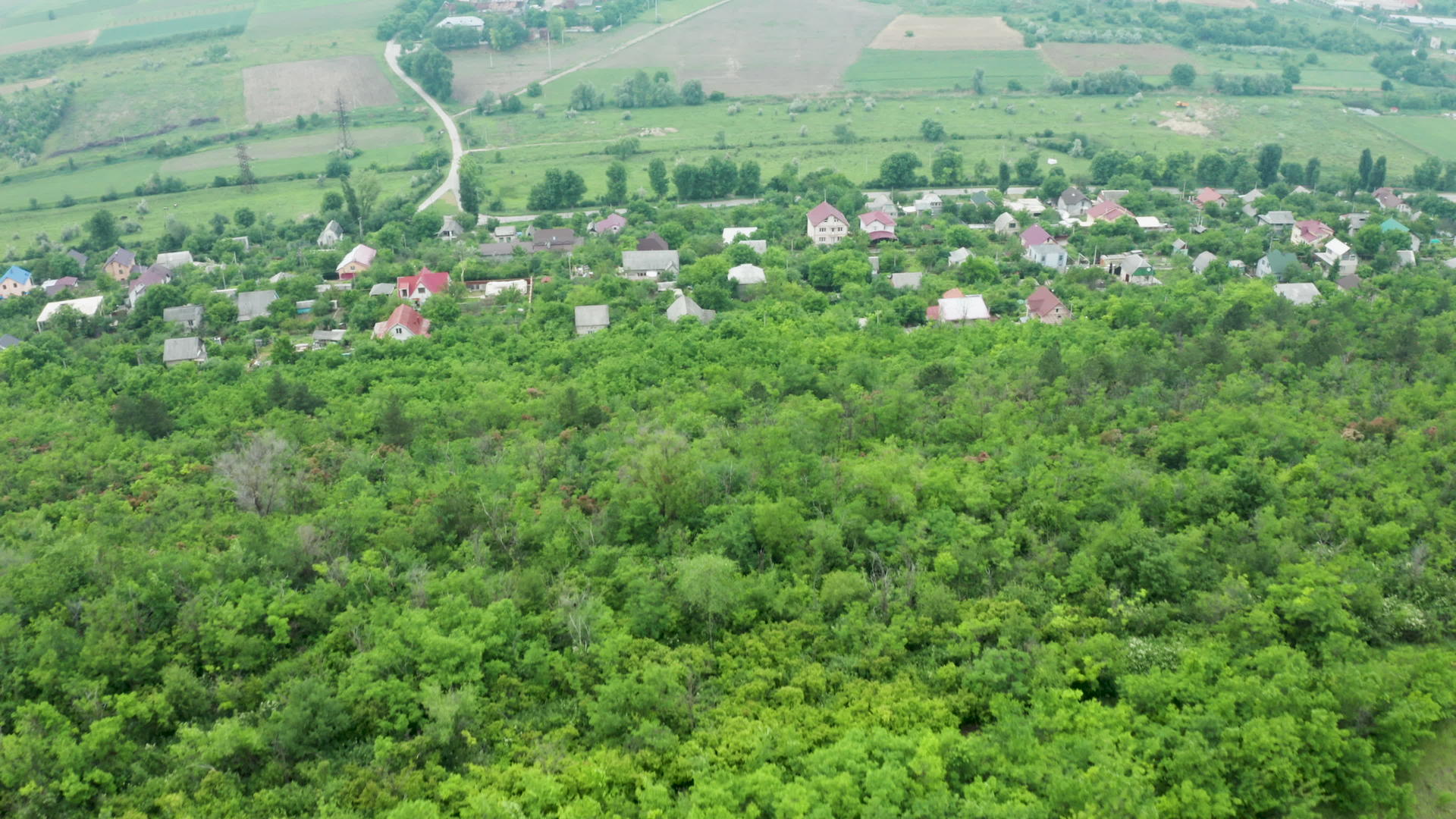 6月8日对美丽农村住宅区的空中射击视频的预览图