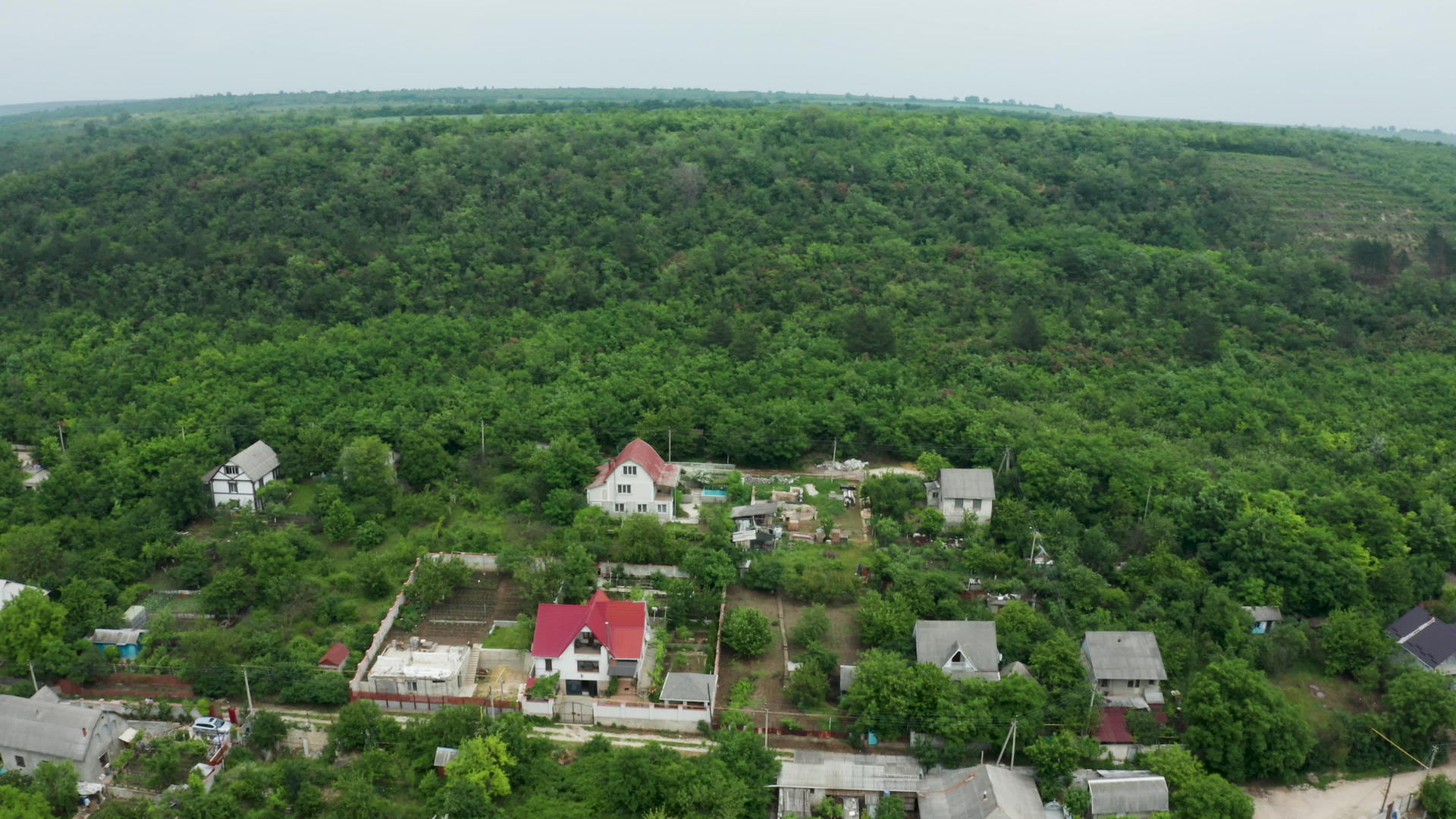 飞越农村住宅区然后飞越森林视频的预览图