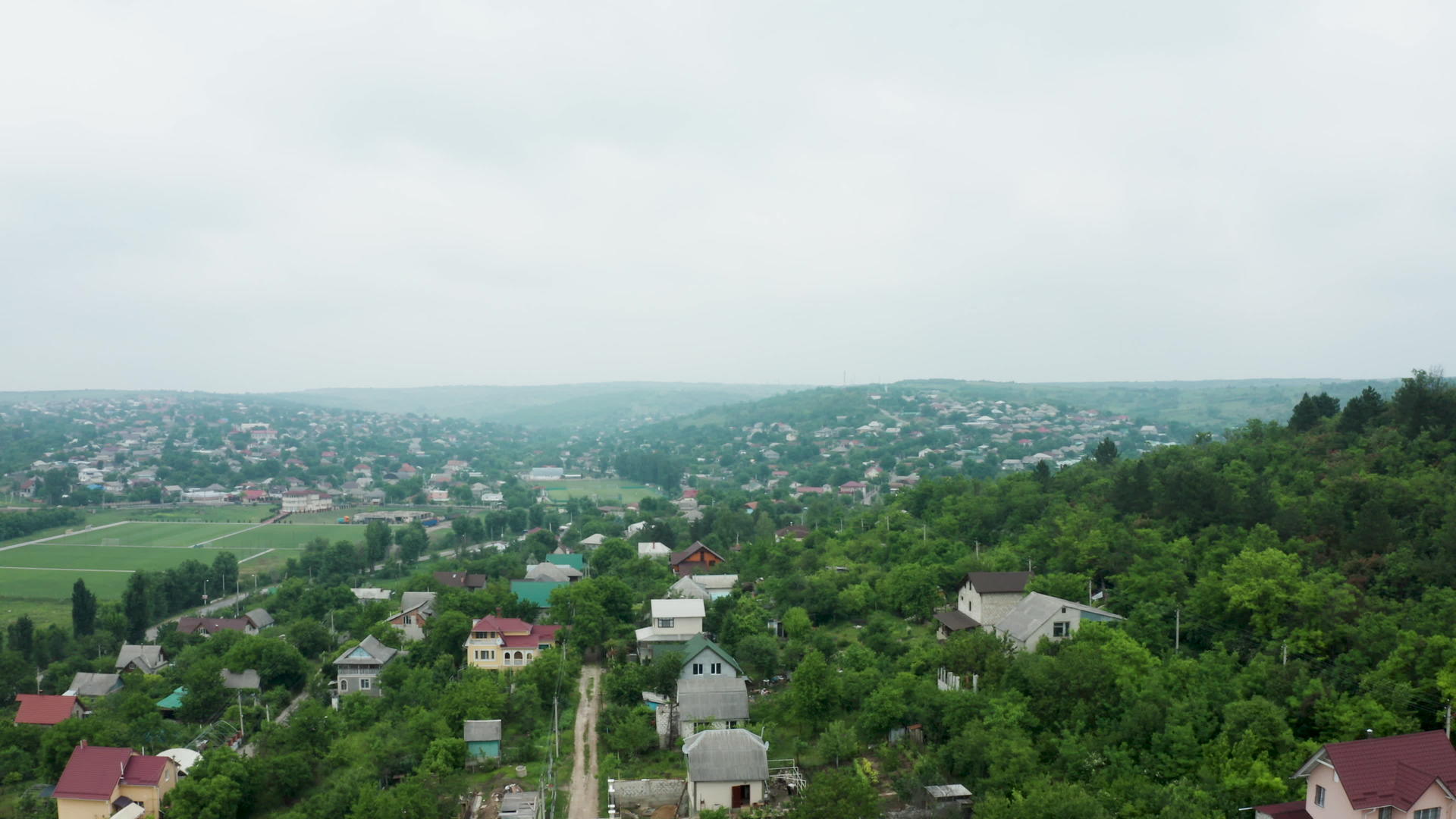 飞越农村住宅区的空中飞行镜头视频的预览图